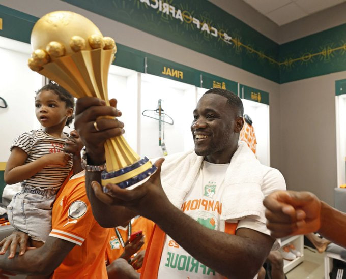 Emerse Faé célébrant la victoire avec les joueurs ivoiriens.