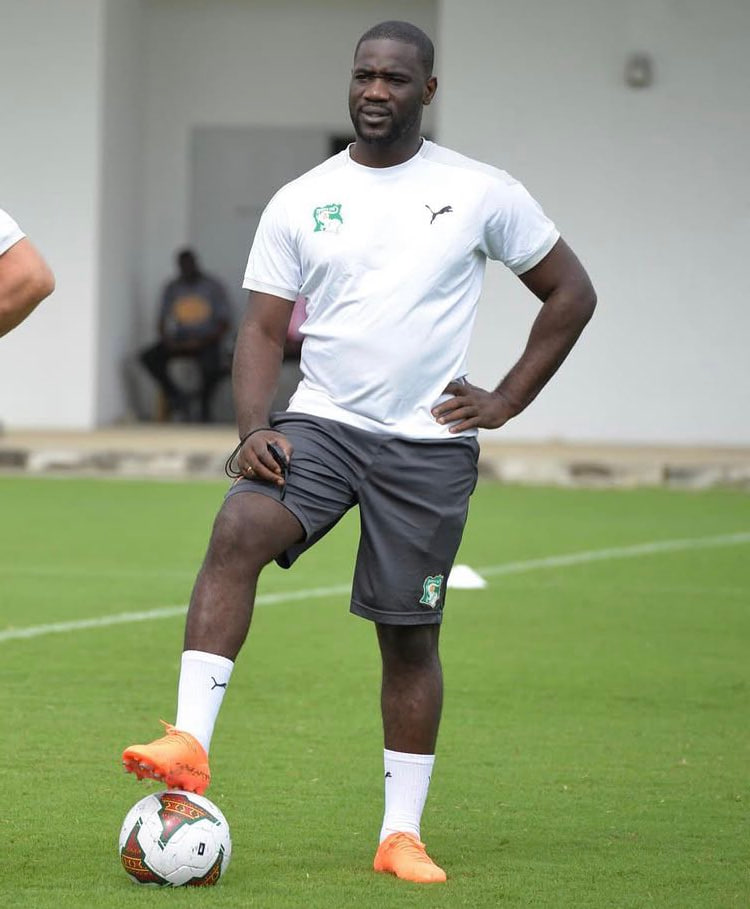 Emerse Faé célébrant la victoire avec les joueurs ivoiriens.