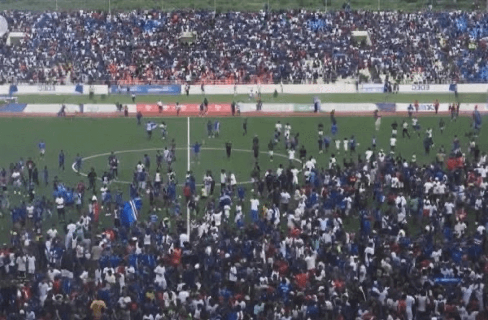 Le sélectionneur Bubista félicite ses joueurs.