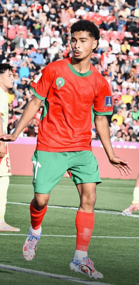 Yassine dribble un adversaire pendant un match avec Dunkerque.