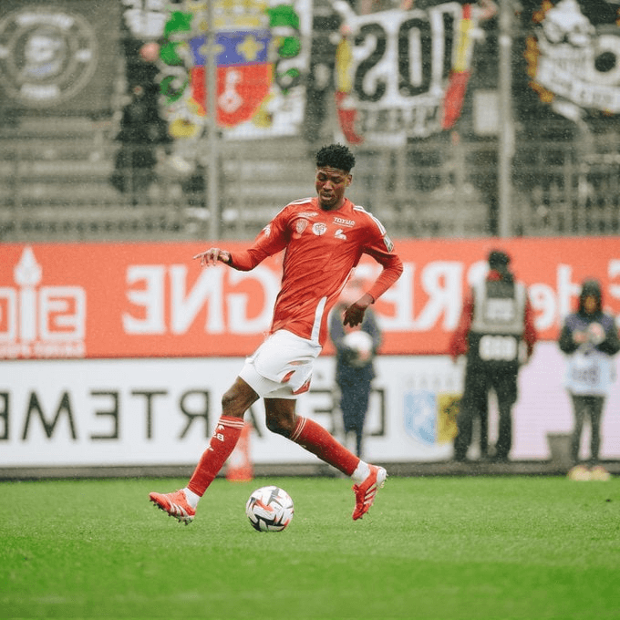 Bouné lors d'un match aux Émirats, affichant son talent.