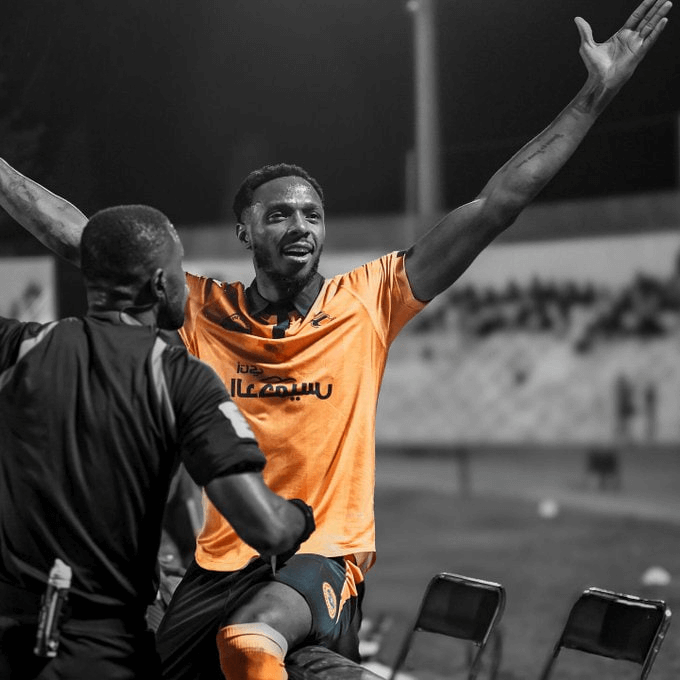 Issoufou Dayo en action avec Umm Salal lors d'un match.