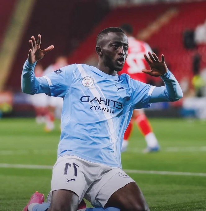 Mahamadou Sangaré avec le maillot des U21 de Manchester City.