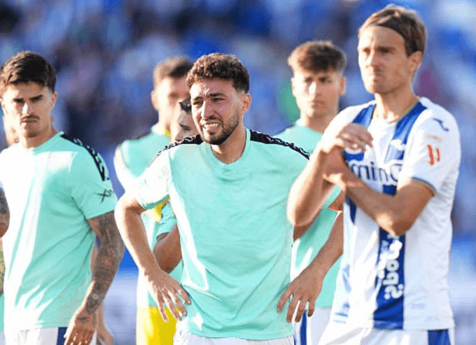 Munir El Haddadi lors de la présentation à Esteghlal Téhéran.