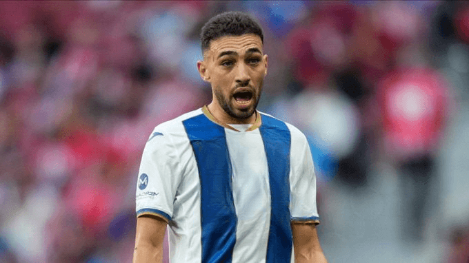 Munir El Haddadi en action sur le terrain avec Esteghlal.