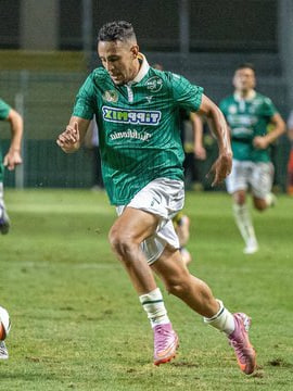 Nadhir Benbouali en action lors d'un match avec Győri ETO FC.