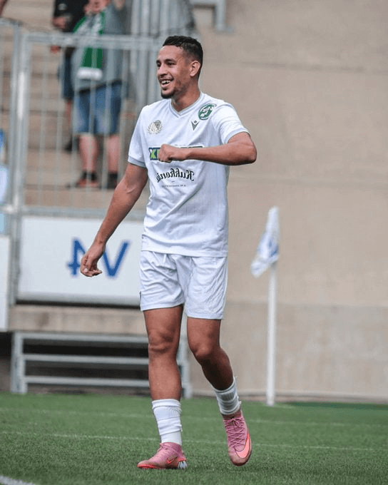 Nadhir Benbouali en action lors d'un match avec Győri ETO FC.