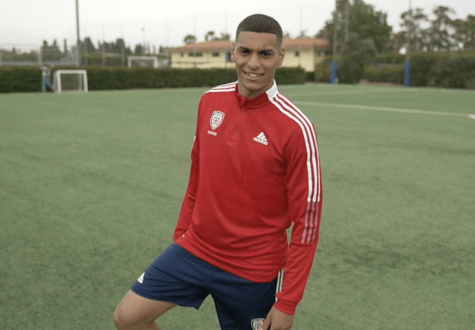Riyad Idrissi, jeune latéral du Cagliari, attire l’Inter Milan. Une carrière prometteuse en ascension, avec un avenir plein de potentiel.