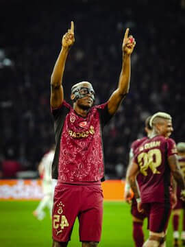 Victor Osimhen marquant un but en Ligue des champions.
