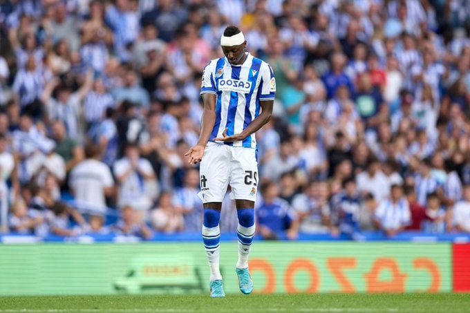 Alexander Isak se tord la cheville sur l'action de but contre Tottenham.