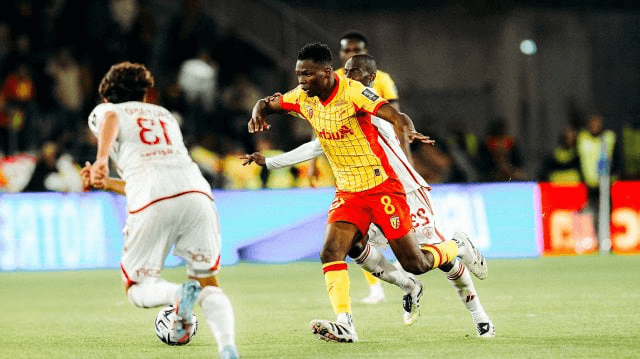 Walid Regragui en discussion tactique avant le match Maroc Mali