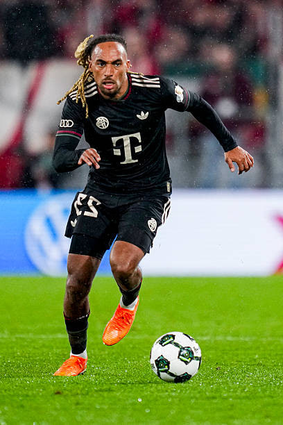 Sacha Boey en action avec le Bayern Munich.