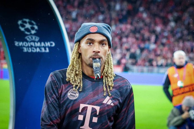 Sacha Boey en action avec le Bayern Munich.