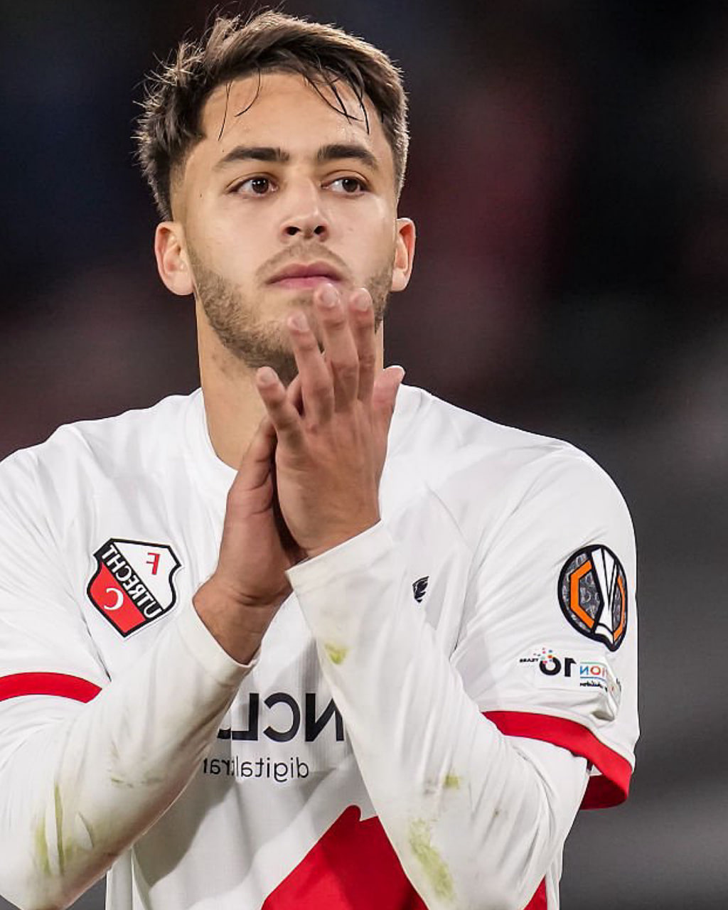 Souffian El Karouani : Fenerbahçe relance la bataille pour le latéral d’Utrecht