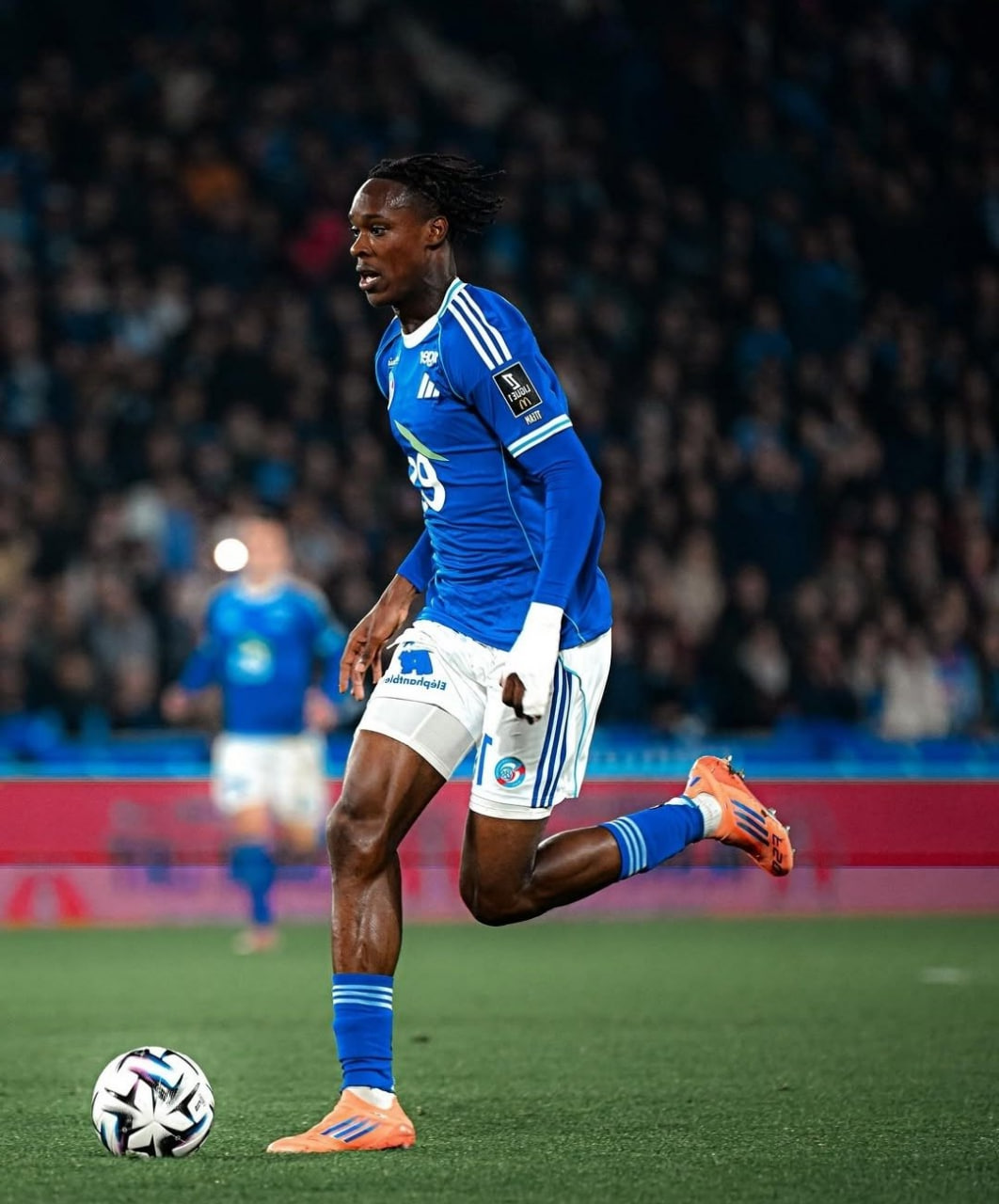 Abakar Sylla en action sur le terrain de football