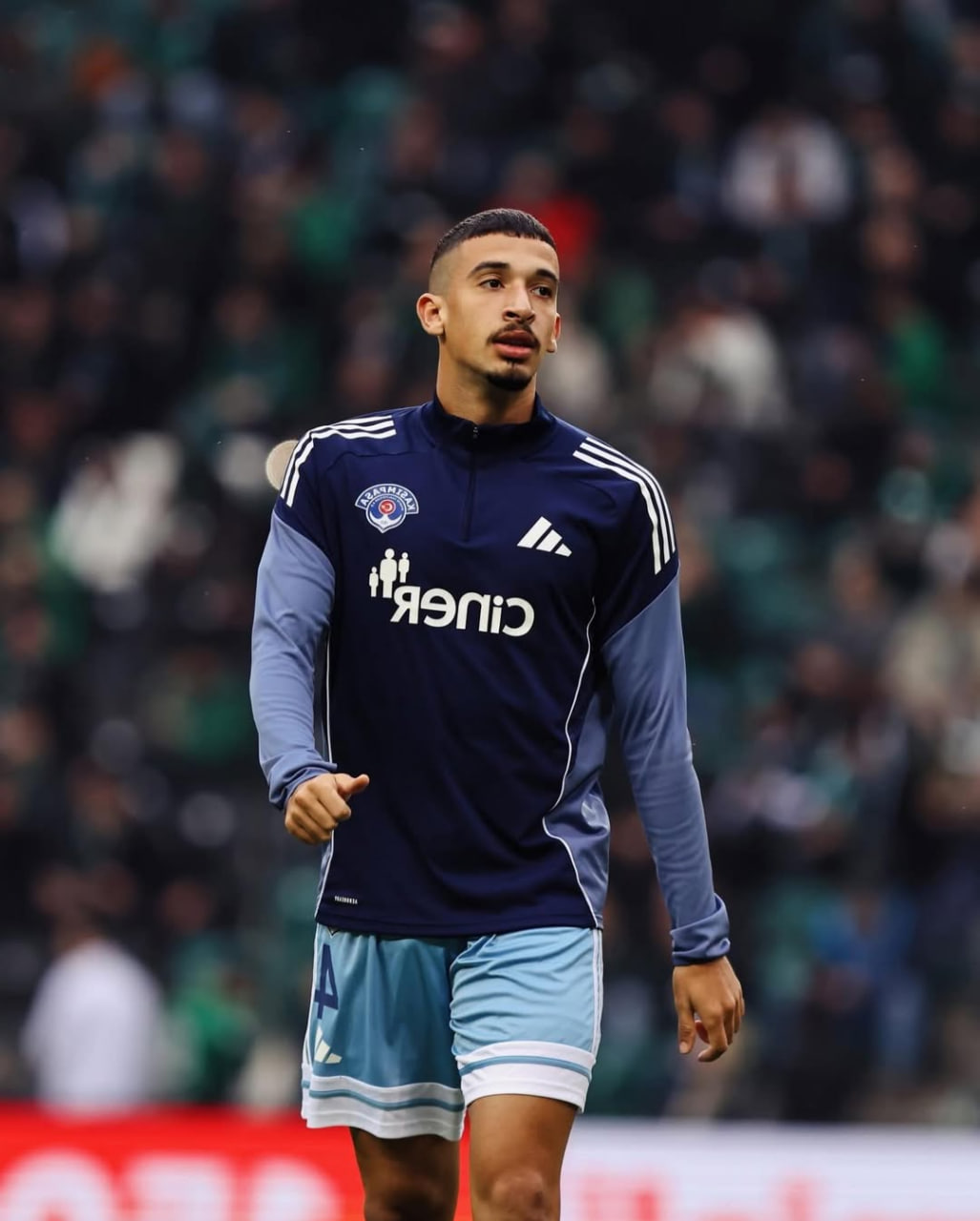 Adem Arous en action défensive avec le maillot de Kasımpaşa