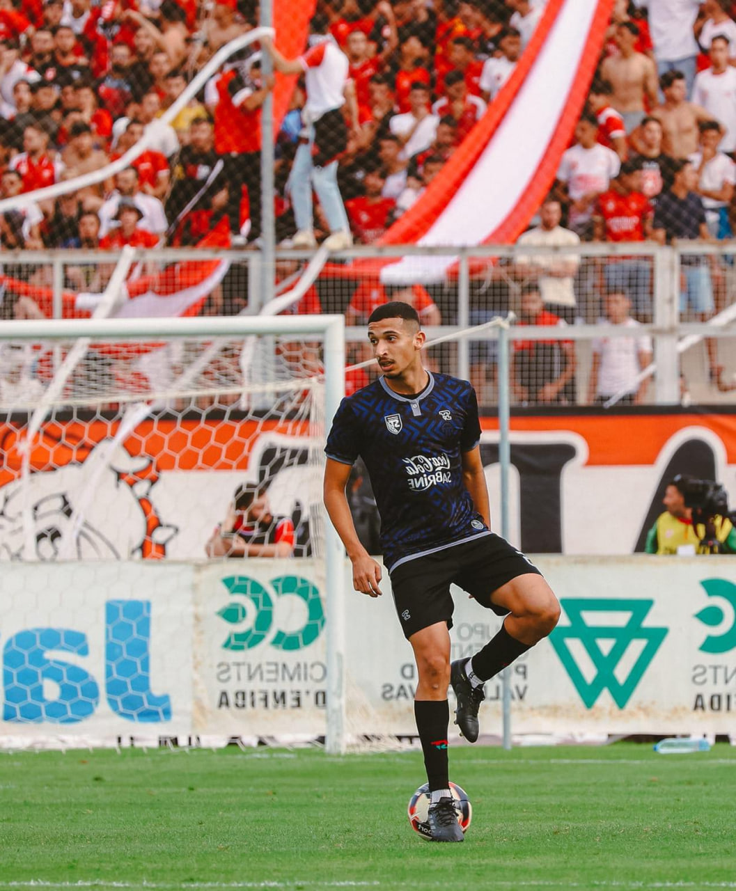 Adem Arous en action défensive avec le maillot de Kasımpaşa