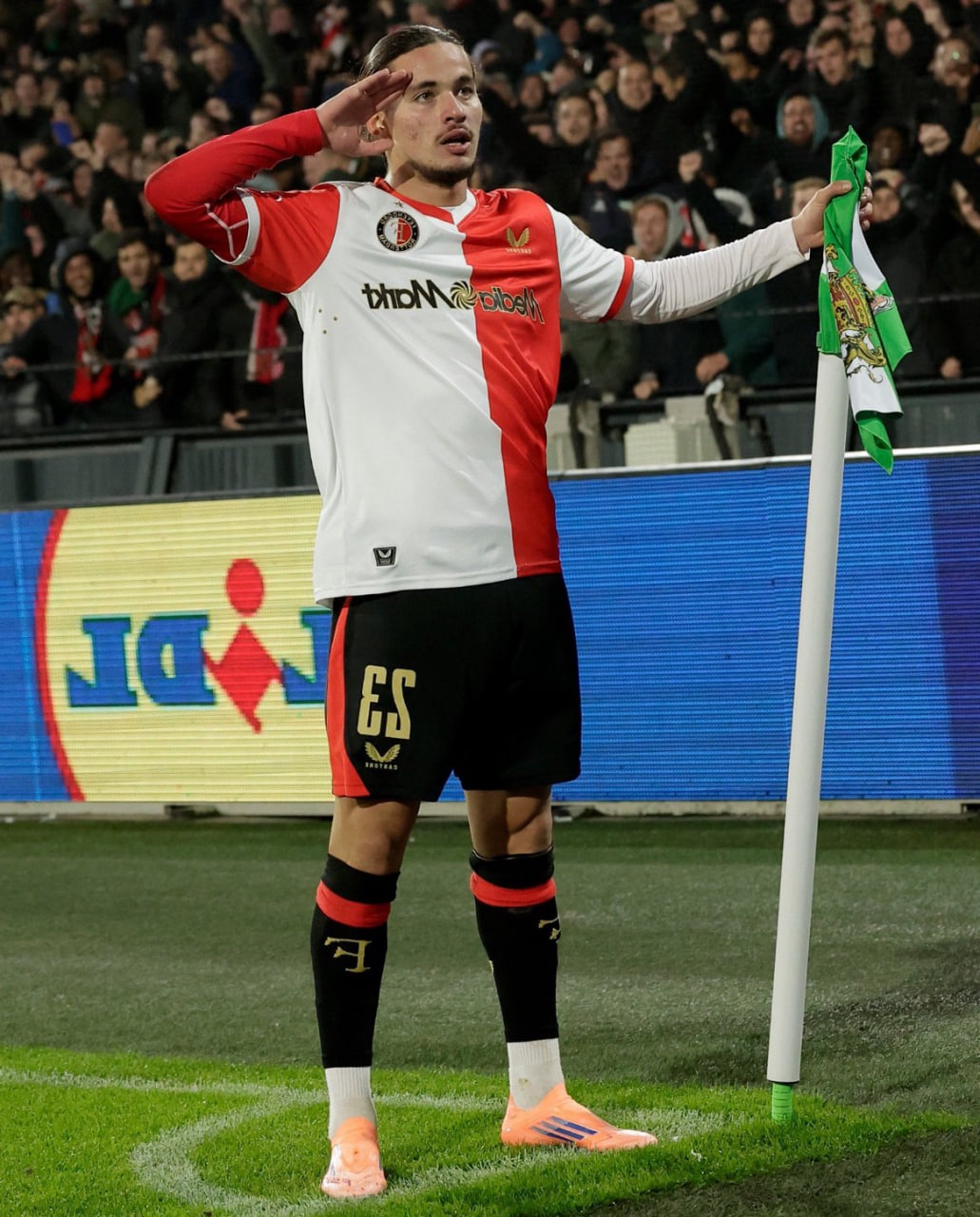 Anis Hadj Moussa sur le terrain avec Feyenoord