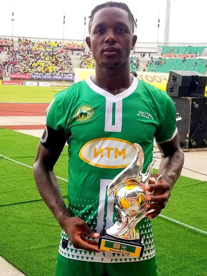 Samuel Kotto en action défensive avec le maillot de La Gantoise