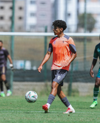 Zakaria Kassary, jeune défenseur marocain, présenté par le FC Alverca