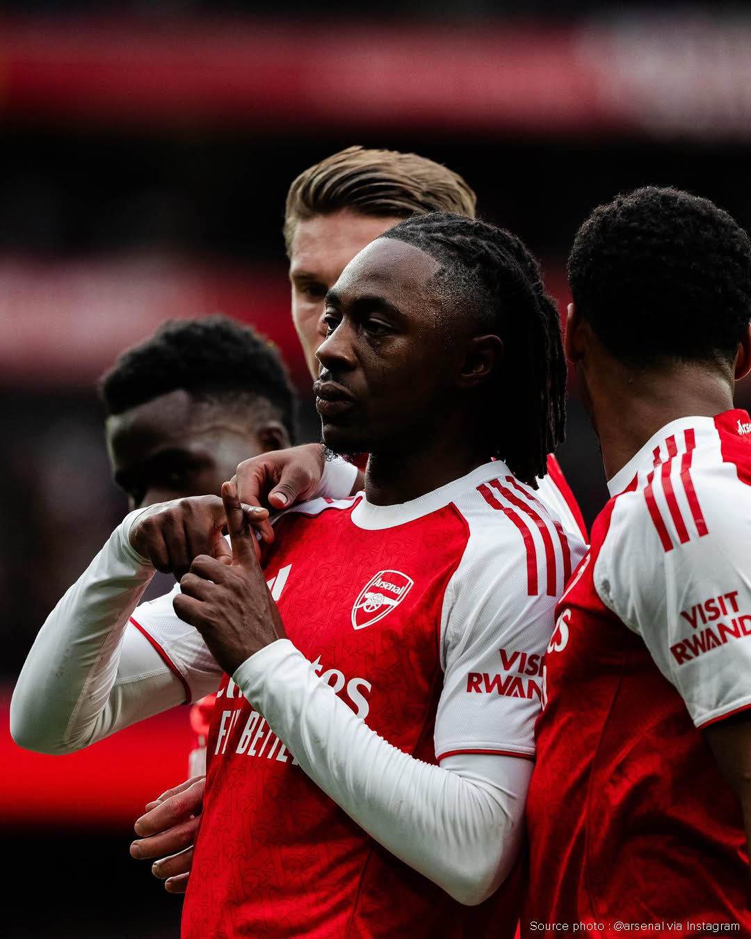 Eberechi Eze félicité par ses coéquipiers après son premier but en Premier League avec Arsenal contre Crystal Palace