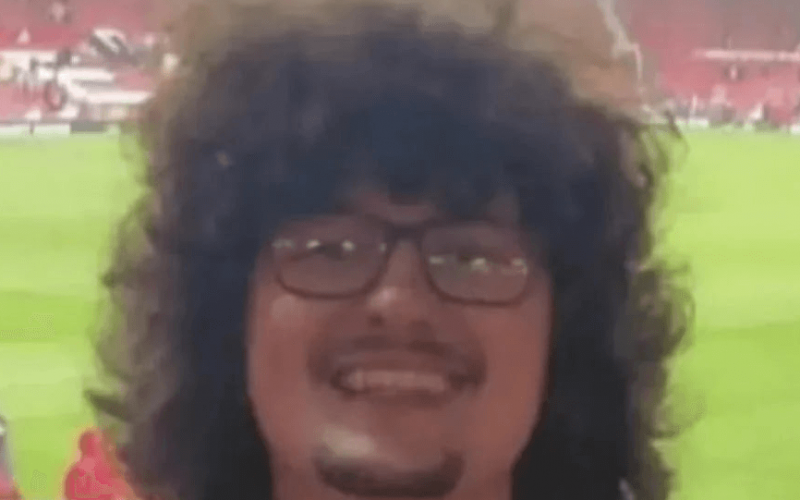 Le fan de Manchester United "The United Strand" à 90 minutes de pouvoir enfin se couper les cheveux