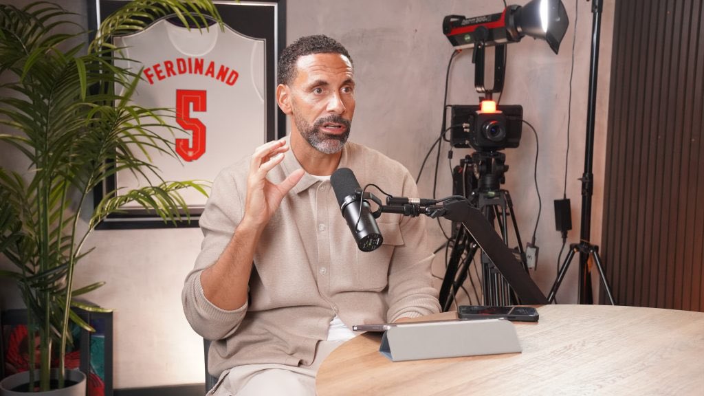 Rio Ferdinand défenseur Manchester United Angleterre légende Red Devils Premier League trophées