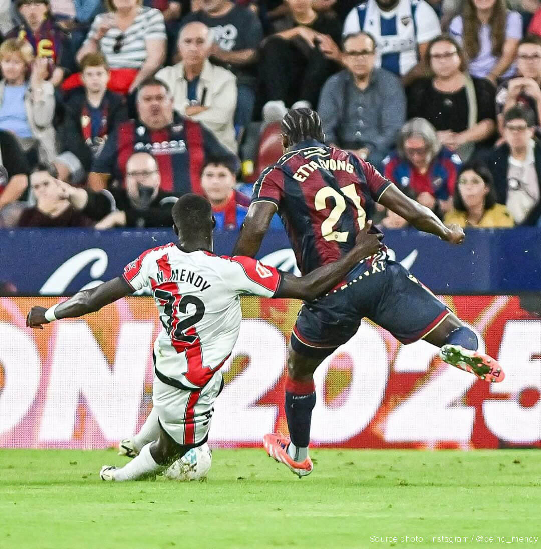 Nobel Mendy (#32, N. Mendy) effectue un tacle glissé sur un joueur du Levante (#21 Ettavong) lors d'un match en Liga 2025-2026.