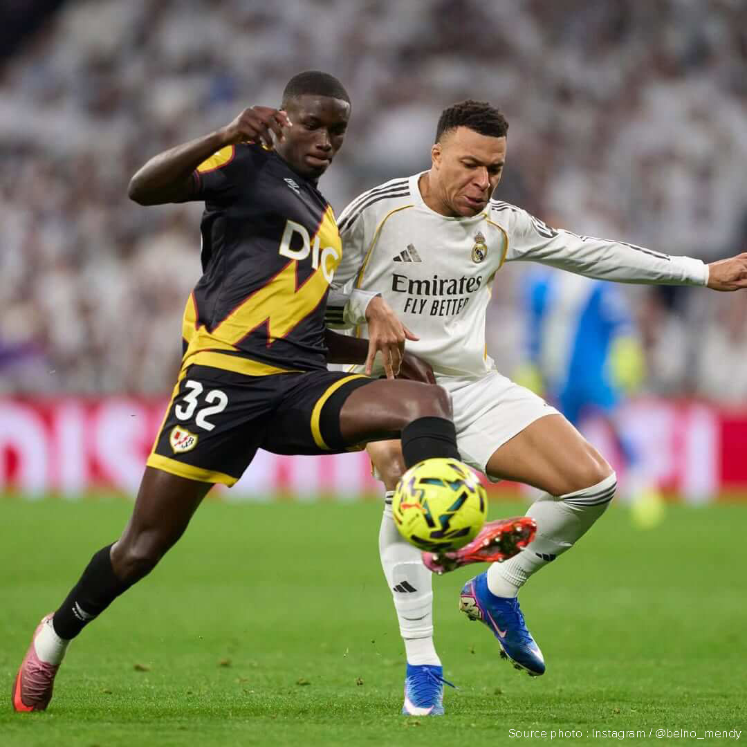 Nobel Mendy (Rayo Vallecano, #32) gagne un duel aérien face à un défenseur de Valence lors d'un match de Liga 2025-2026.