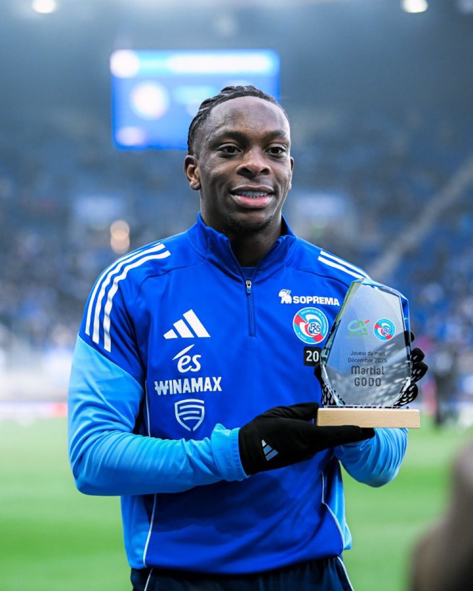 Martial Godo célébrant un but sous le maillot alsacien