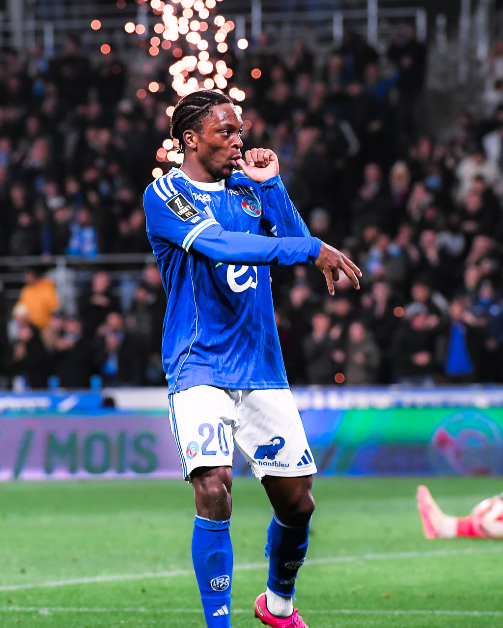 Martial Godo célébrant un but sous le maillot alsacien
