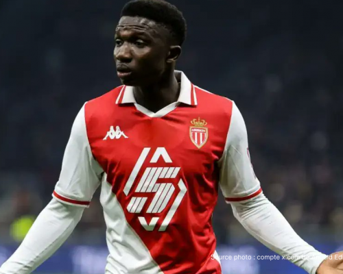 Arne Slot entraîneur de Liverpool FC souriant lors d'une conférence de presse à Anfield en 2026