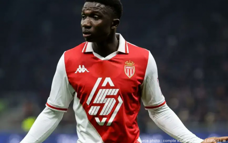 Arne Slot entraîneur de Liverpool FC souriant lors d'une conférence de presse à Anfield en 2026