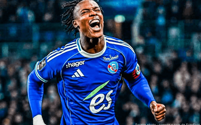 Emanuel Emegha attaquant Strasbourg futur Chelsea 2026 au Princess Meinau Stadium Alsace — blessé absent demi-finale Conference League contre Rayo Vallecano