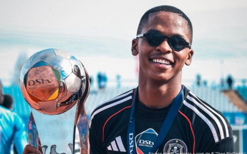 Mpho Padime Phopho jeune milieu de 18 ans d'Orlando Pirates célèbre le titre DStv Diski Challenge au Dobsonville Stadium 9 mai 2026