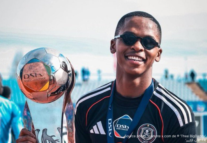 Mpho Padime Phopho jeune milieu de 18 ans d'Orlando Pirates célèbre le titre DStv Diski Challenge au Dobsonville Stadium 9 mai 2026