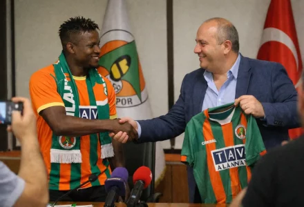 Meschack Elia à Alanyaspor: un nouveau cap pour l’ailier congolais