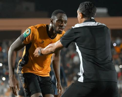 Issoufou Dayo saluant les supporters du club de Berkane