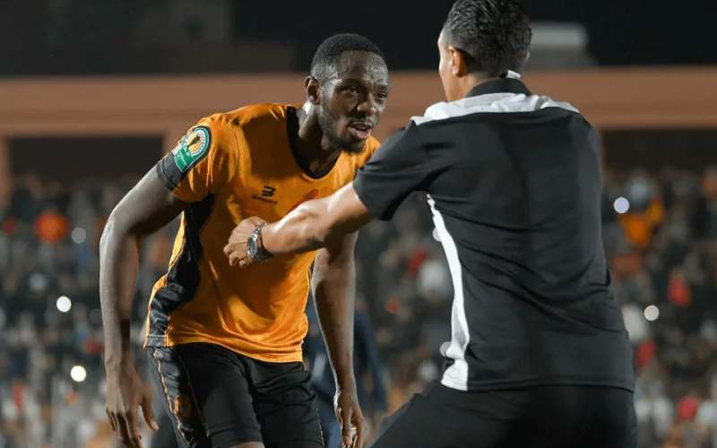 Issoufou Dayo saluant les supporters du club de Berkane