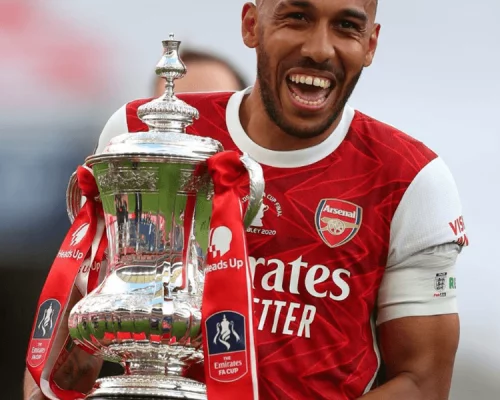 Pierre-Emerick Aubameyang célèbre un but à l’Orange Vélodrome