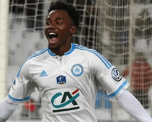 Georges-Kévin Nkoudou portant le maillot du Damac FC lors d’un match