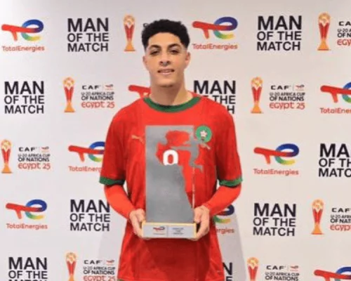 Hossam Essadak signant son contrat avec la RS Berkane