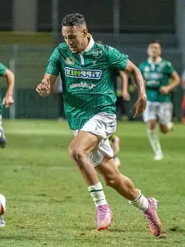 Nadhir Benbouali en action lors d'un match avec Győri ETO FC.