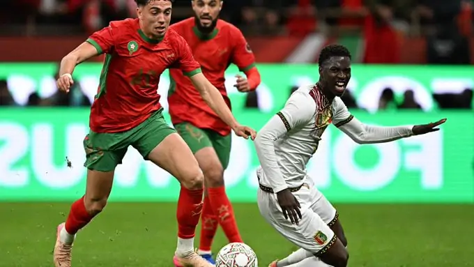 Walid Regragui en discussion tactique avant le match Maroc Mali