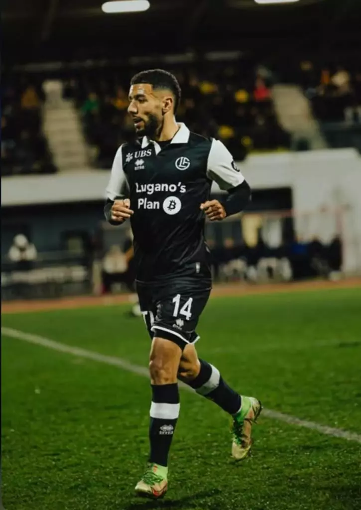 Ahmed Kendouci milieu de terrain algérien en action FC Lugano Super League