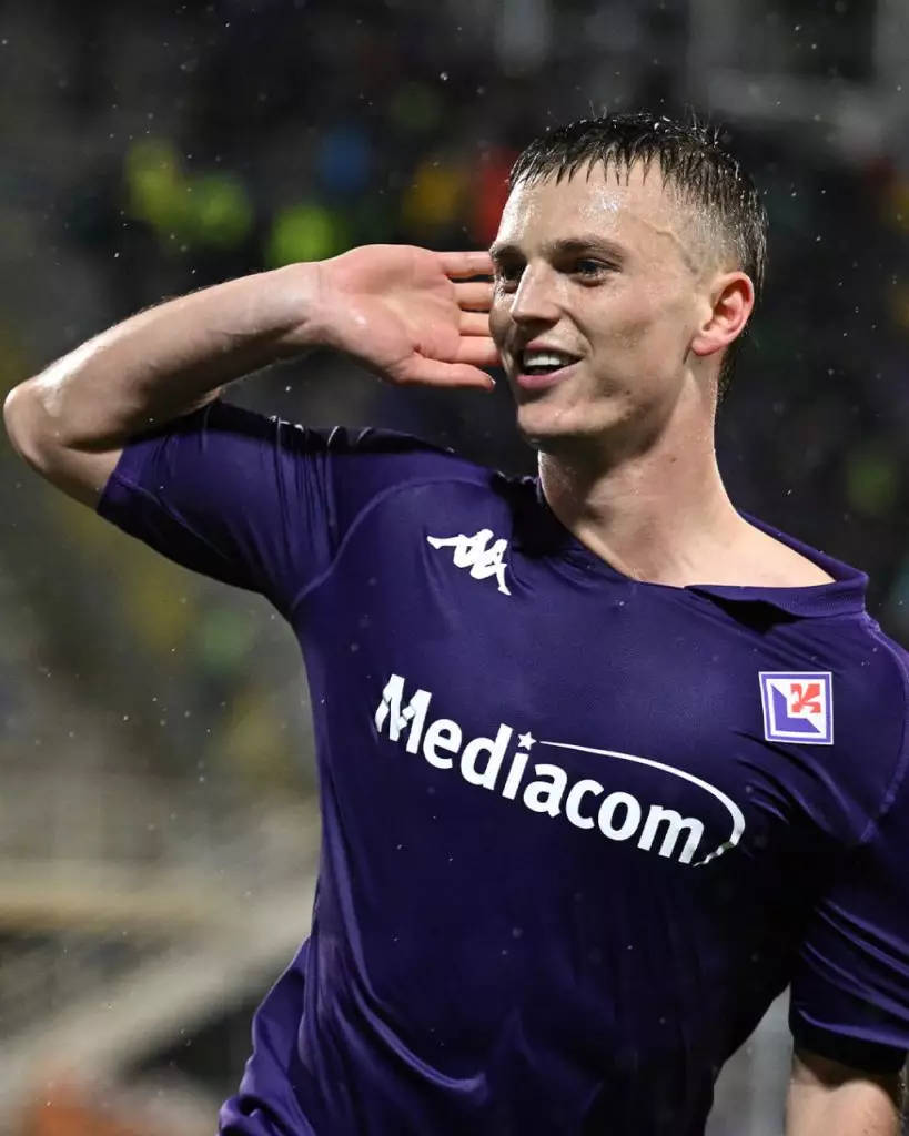 Albert Gudmundsson numéro 10 Fiorentina en action Serie A