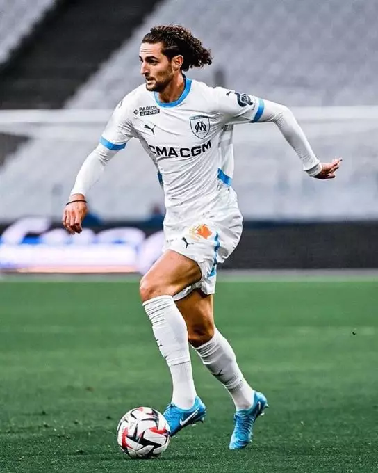 Amine Gouiri célébrant un but sous le maillot de l'Olympique de Marseille lors d'un match de Ligue 1