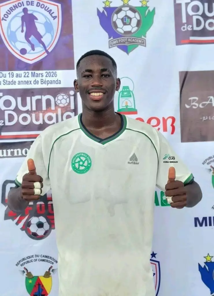 Emini Zibi recevant trophée meilleur joueur Tournoi de Douala Cameroun 2026