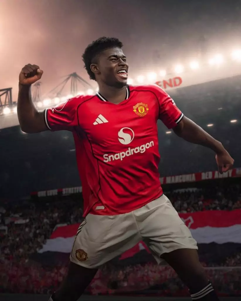 Manchester United Old Trafford stade vue panoramique soir match Premier League