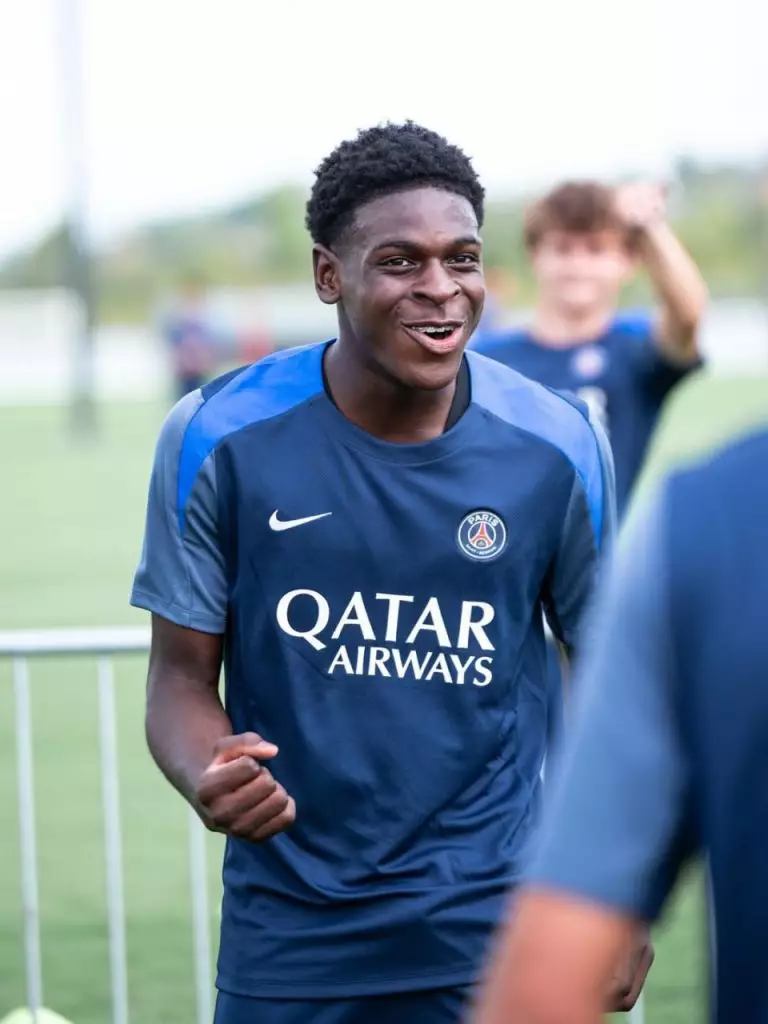 Emmanuel Mbemba jeune défenseur du PSG en action avec les U19